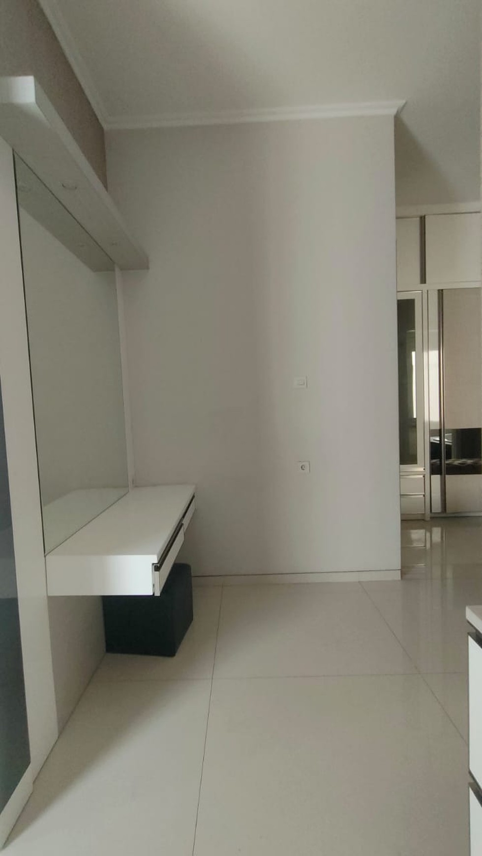Disewakan Rumah Bukit Telaga Golf Citraland Full Furnished Modern Garasi Carport Masuk 4 Mobil Lokasi Dekat Gwalk, Patung Merlion.