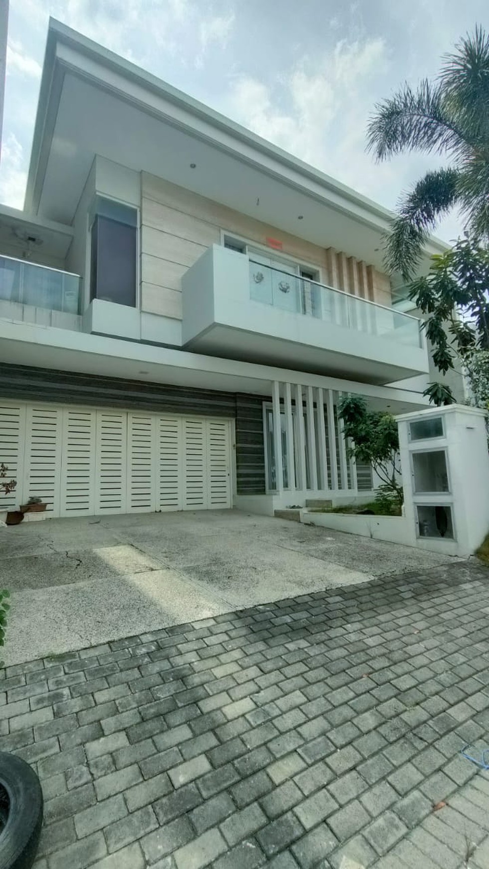Disewakan Rumah Bukit Telaga Golf Citraland Full Furnished Modern Garasi Carport Masuk 4 Mobil Lokasi Dekat Gwalk, Patung Merlion.
