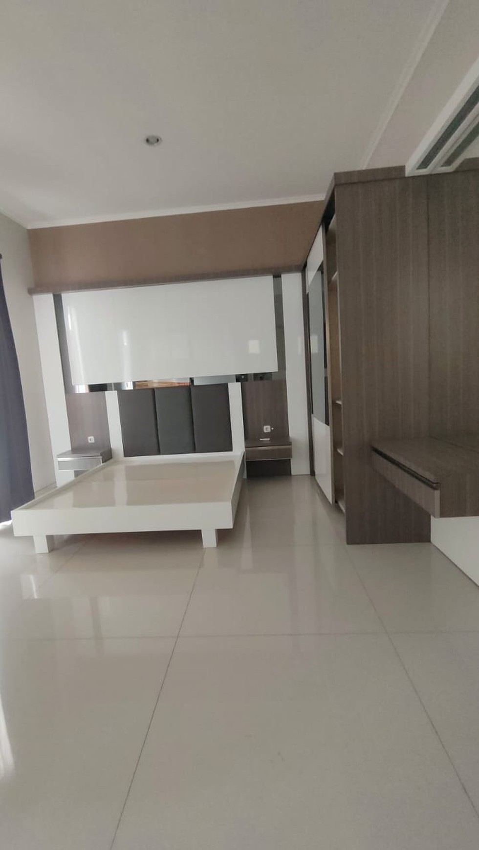 Disewakan Rumah Bukit Telaga Golf Citraland Full Furnished Modern Garasi Carport Masuk 4 Mobil Lokasi Dekat Gwalk, Patung Merlion.