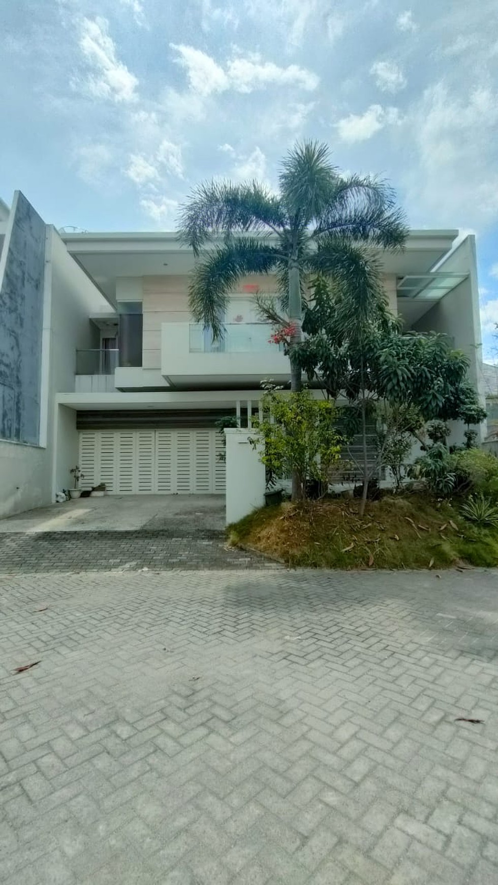 Disewakan Rumah Bukit Telaga Golf Citraland Full Furnished Modern Garasi Carport Masuk 4 Mobil Lokasi Dekat Gwalk, Patung Merlion.