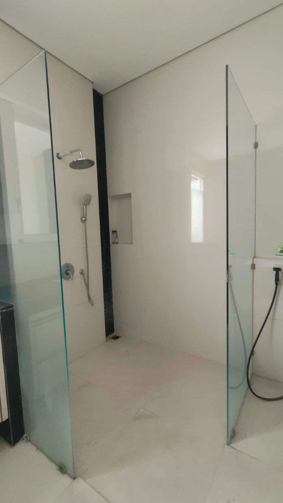 Disewakan Rumah Bukit Telaga Golf Citraland Full Furnished Modern Garasi Carport Masuk 4 Mobil Lokasi Dekat Gwalk, Patung Merlion.