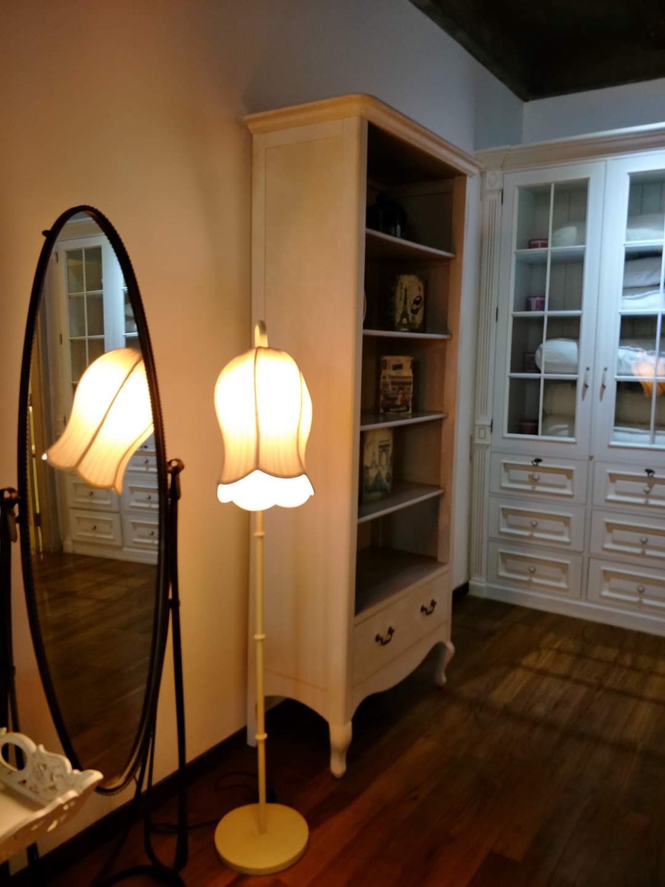 DIJUAL RUMAH VILLA CANTIK 2LT, GAYA EROPA DI VILLA DAGO PAKAR, BANDUNG