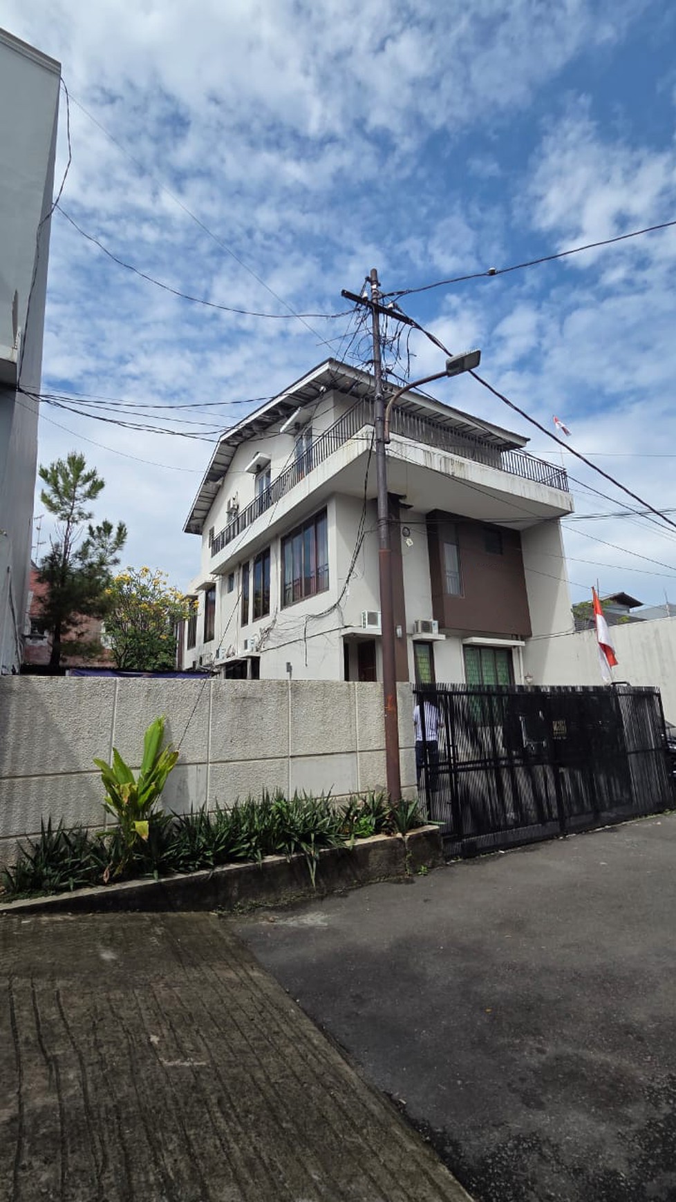 Rumah Kantor Luas dengan LT 375 LB 416 Semi Furnished 