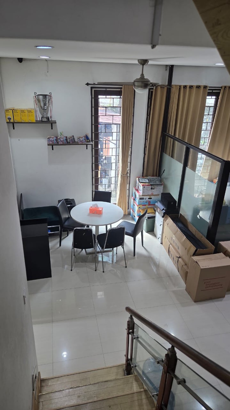Rumah Kantor Luas dengan LT 375 LB 416 Semi Furnished 