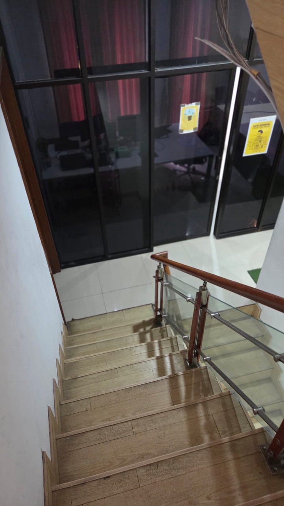 Rumah Kantor Luas dengan LT 375 LB 416 Semi Furnished 