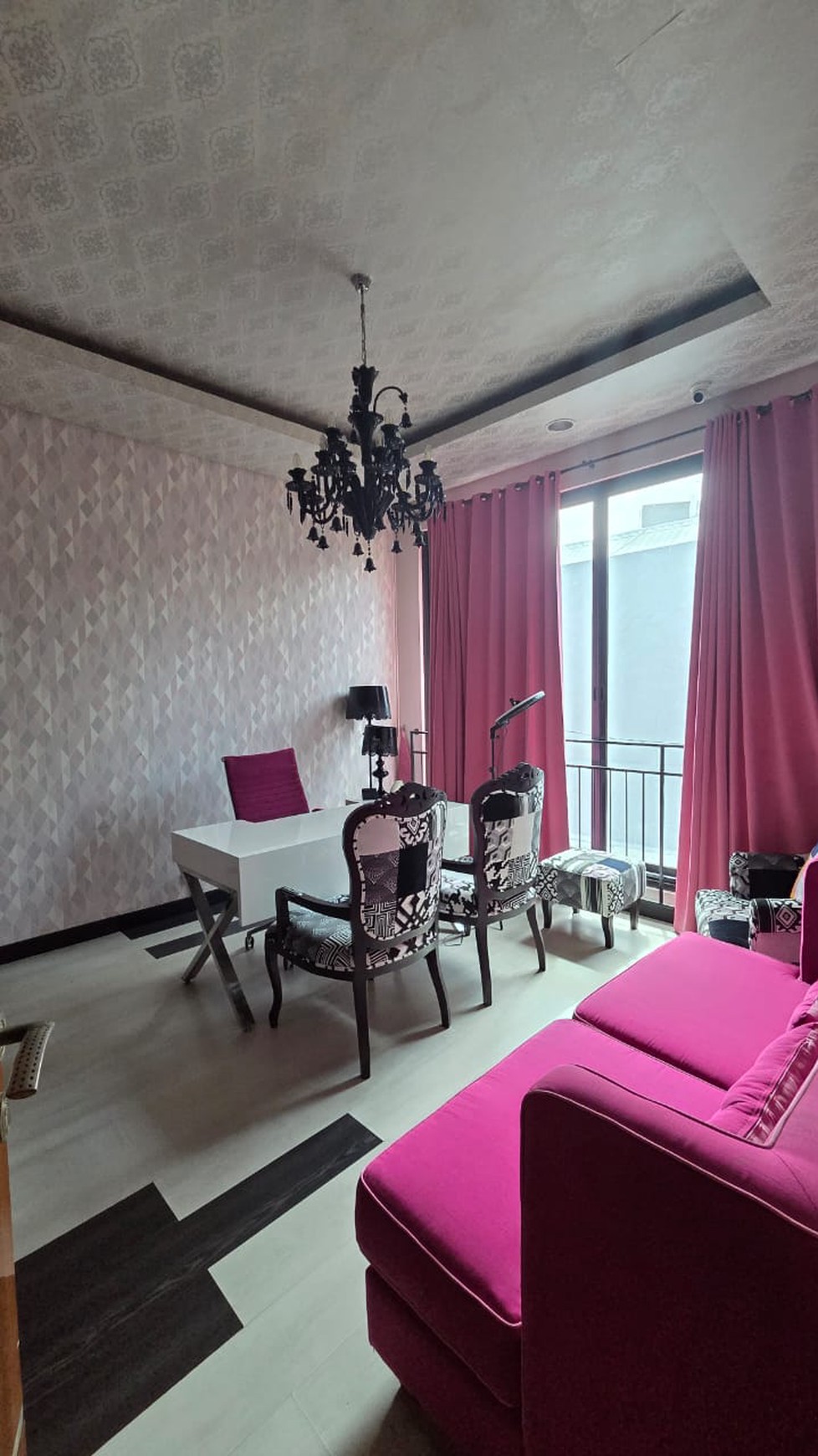 Rumah Kantor Luas dengan LT 375 LB 416 Semi Furnished 