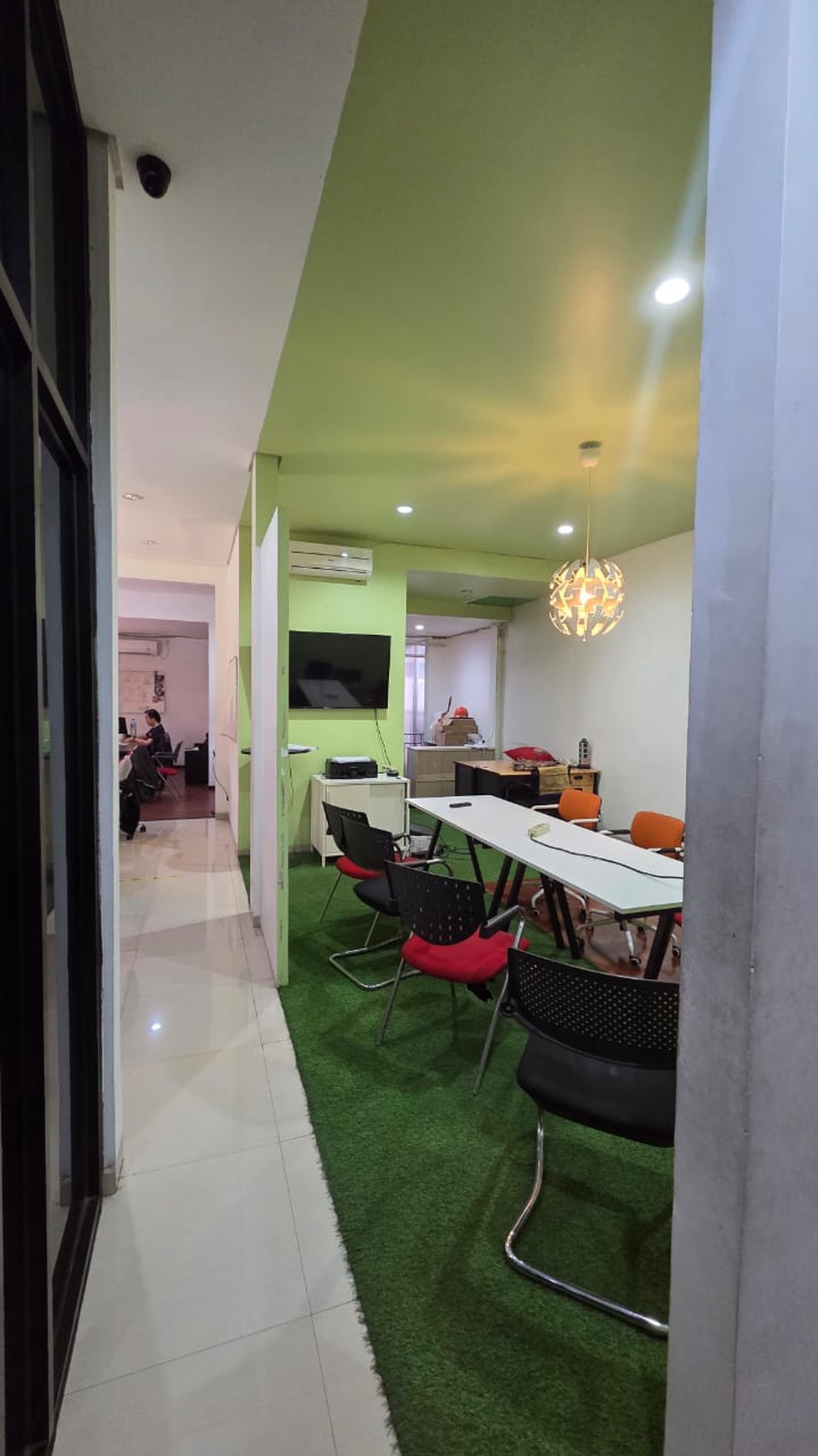 Rumah Kantor Luas dengan LT 375 LB 416 Semi Furnished 