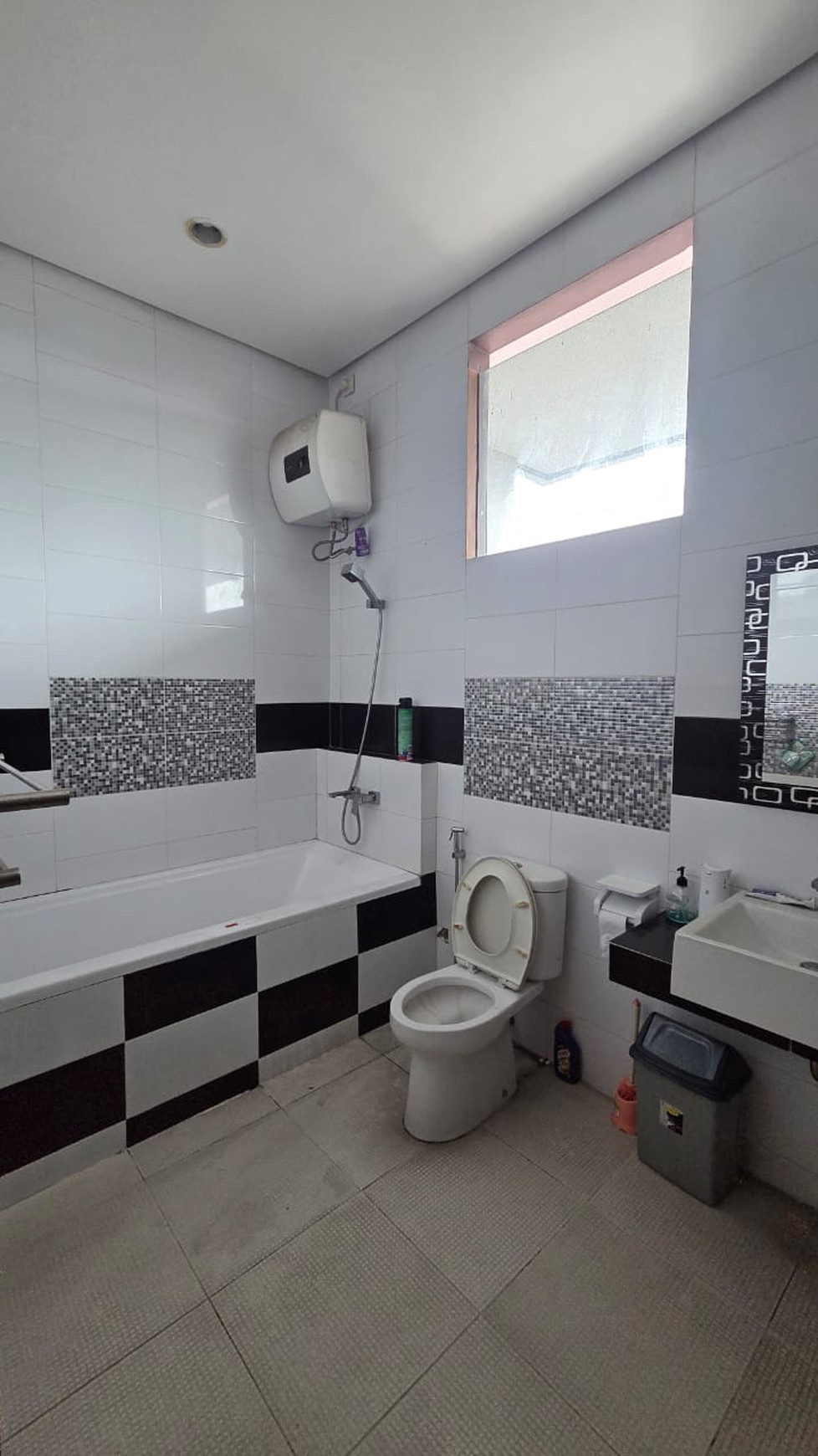 Rumah Kantor Luas dengan LT 375 LB 416 Semi Furnished 