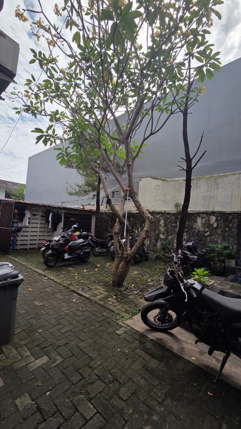 Rumah Kantor Luas dengan LT 375 LB 416 Semi Furnished 