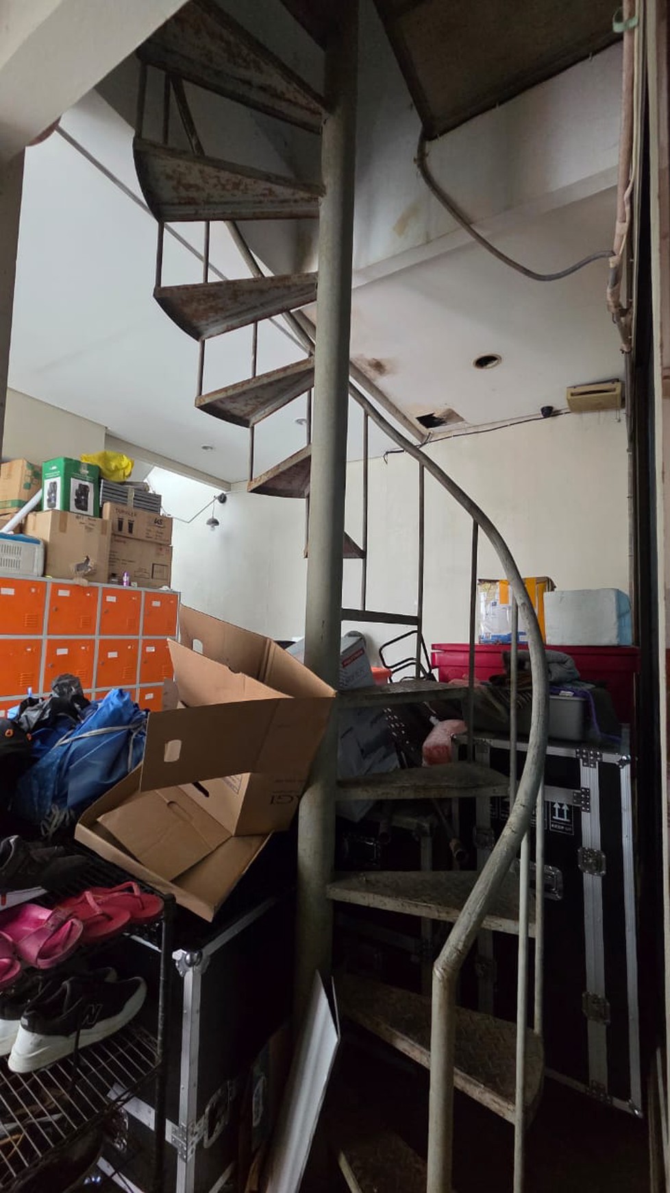 Rumah Kantor Luas dengan LT 375 LB 416 Semi Furnished 