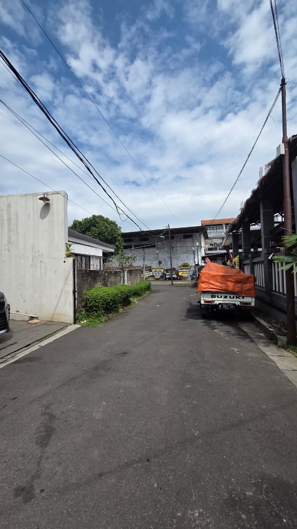 Rumah Kantor Luas dengan LT 375 LB 416 Semi Furnished 