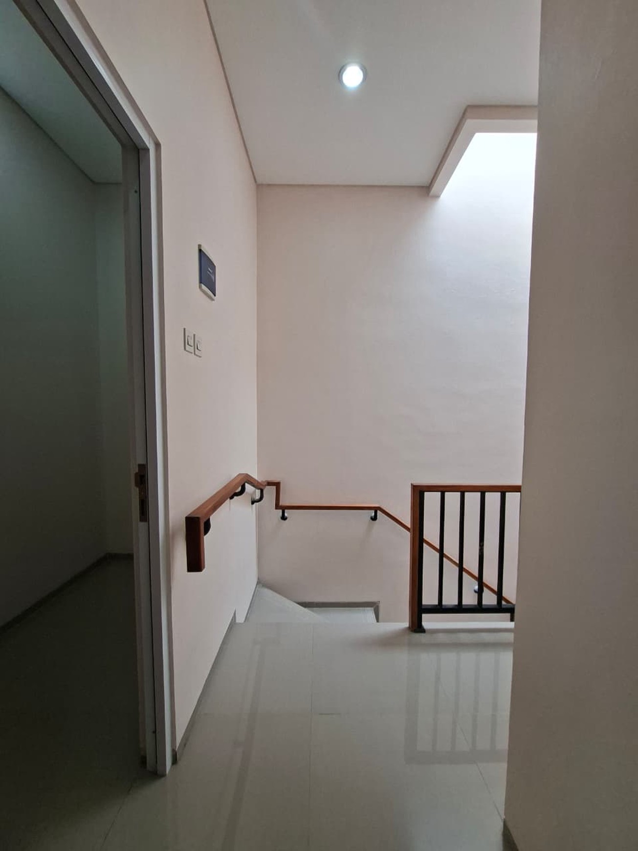 Rumah Cantik 2 Lantai di Ciputat Siap Huni dengan 3 KT dan 2+1 KM sudah SHM@Ciputat