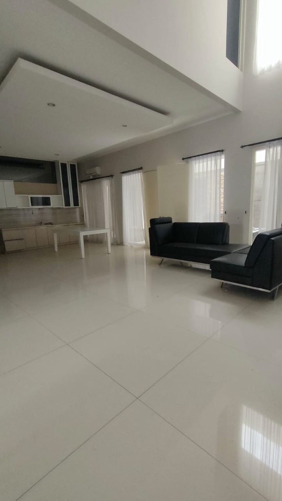 DISEWAKAN RUMAH MEWAH FULL FURNISHED BUKIT TELAGA GOLF CITRALAND SURABAYA BARAT
