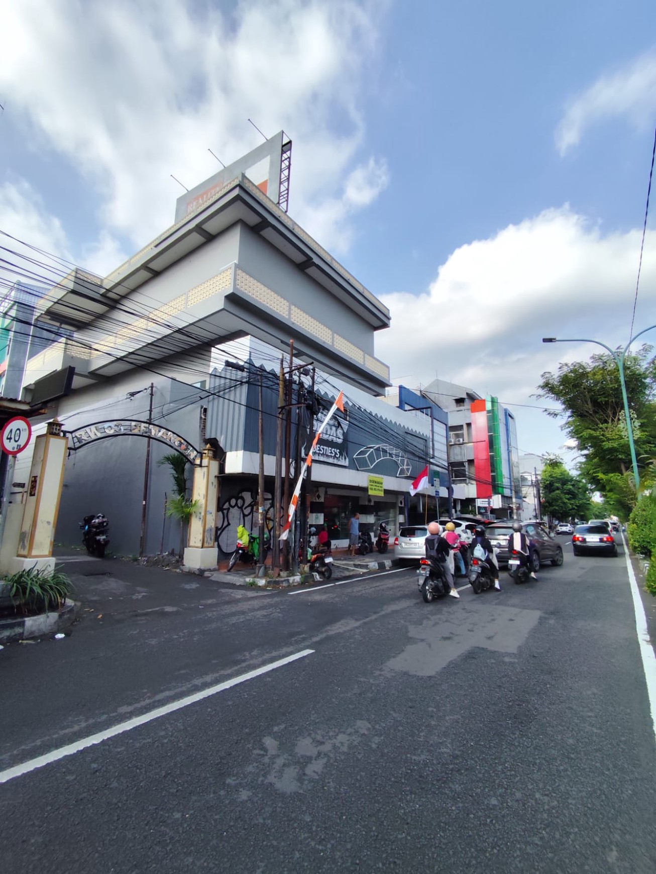 Bangunan Komersil Lokasi Strategis Di Jl Laksda Adisucipto Yogyakarta