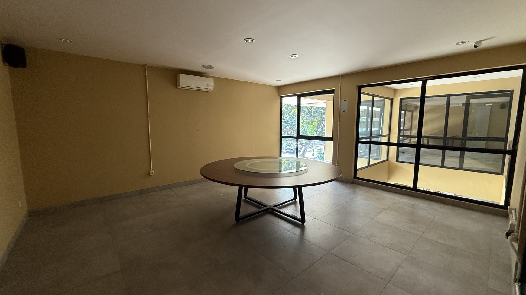 EX RESTO DI KAWASAN KEBAYORAN BARU AREA