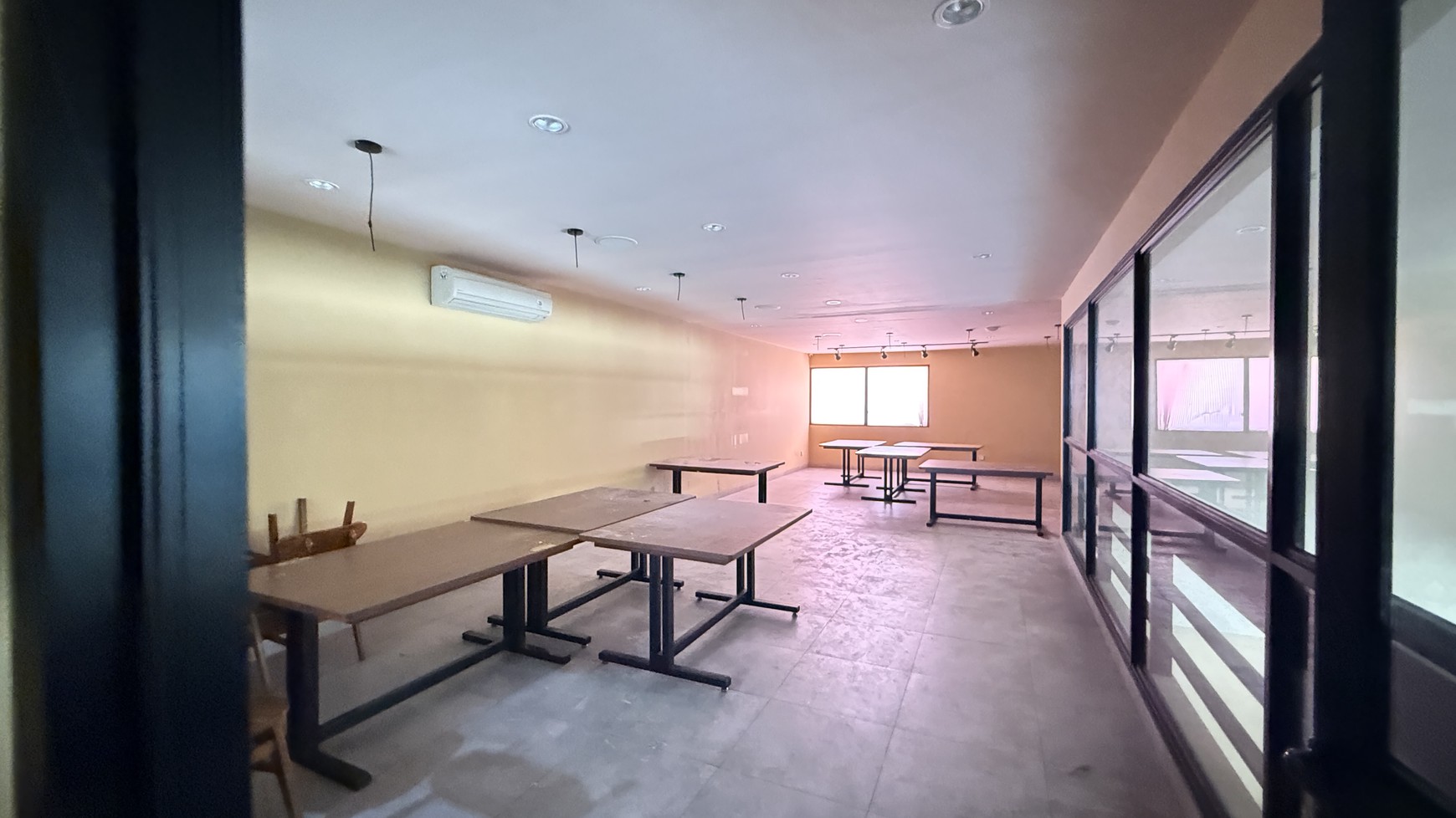 EX RESTO DI KAWASAN KEBAYORAN BARU AREA