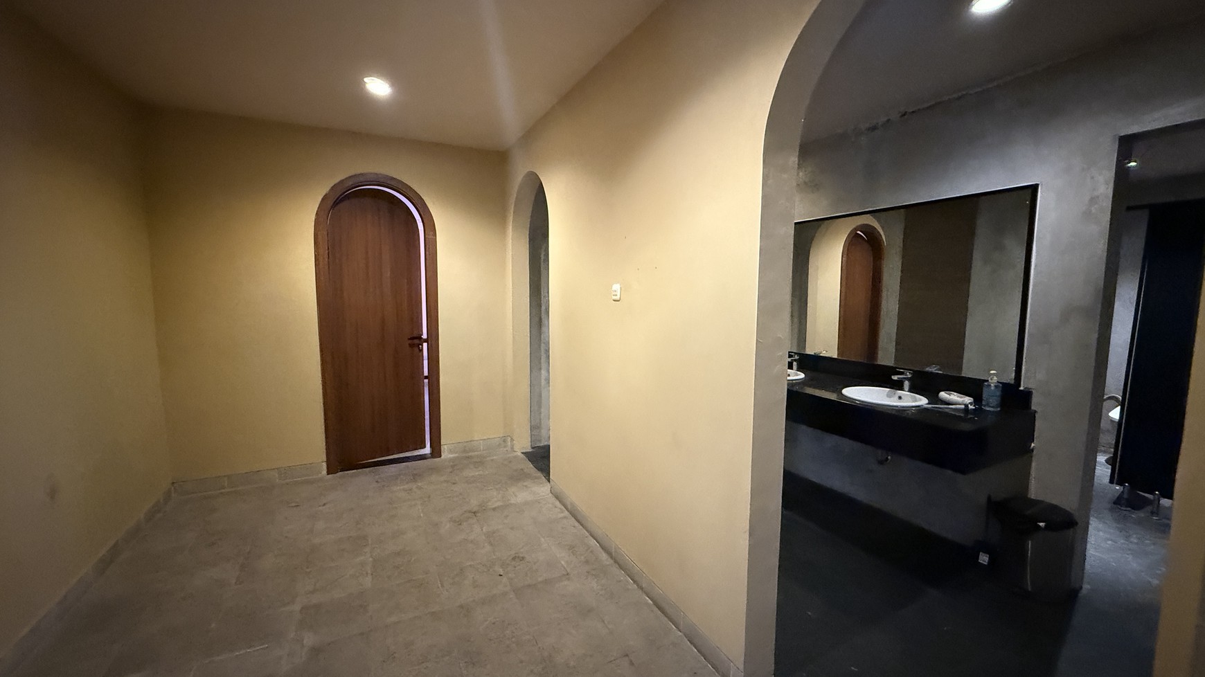 EX RESTO DI KAWASAN KEBAYORAN BARU AREA