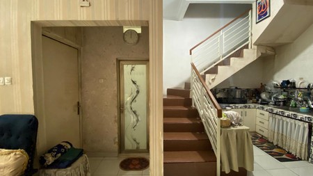 Rumah 2 Lantai 3 KT 2 KM SHm di @Jombang, Ciputat