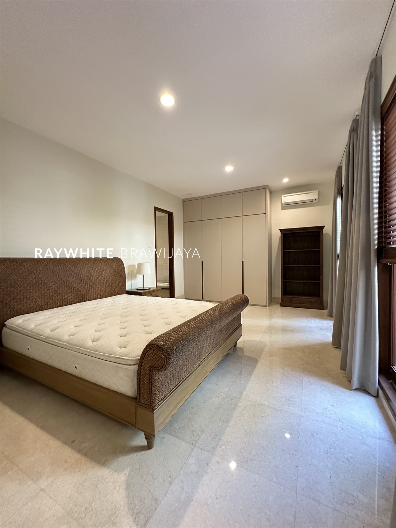 Rumah Siap Huni Bergaya Tropical Resort Area Cilandak Barat