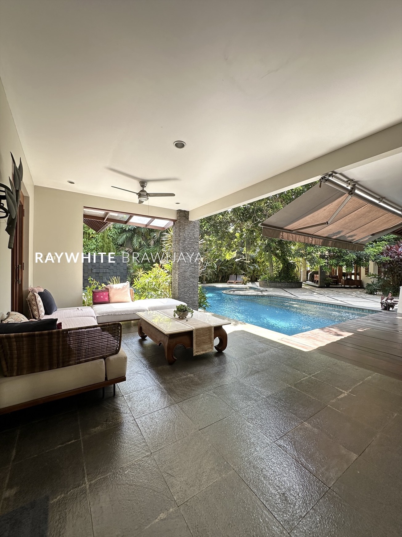 Rumah Siap Huni Bergaya Tropical Resort Area Cilandak Barat