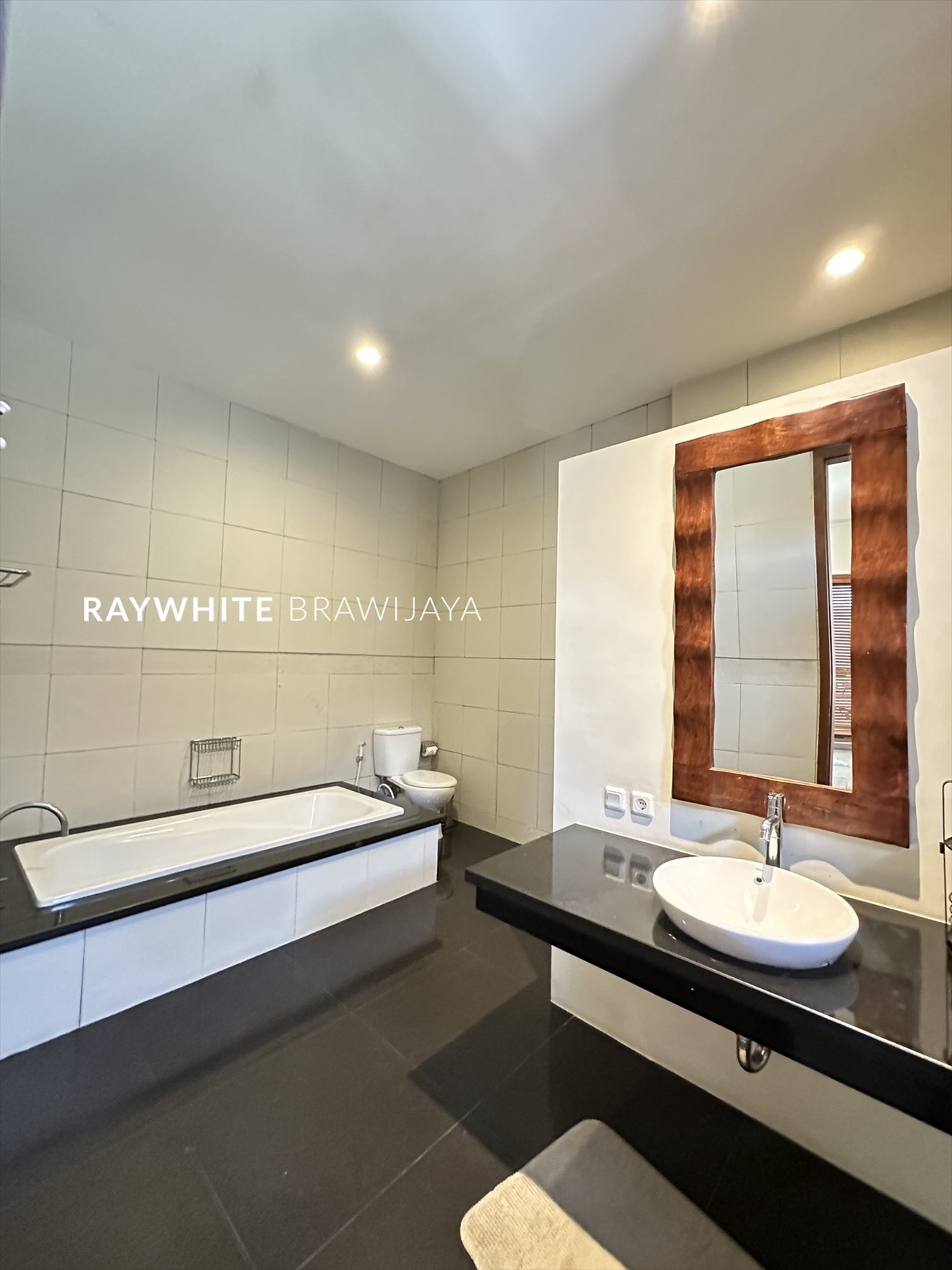 Rumah Siap Huni Bergaya Tropical Resort Area Cilandak Barat