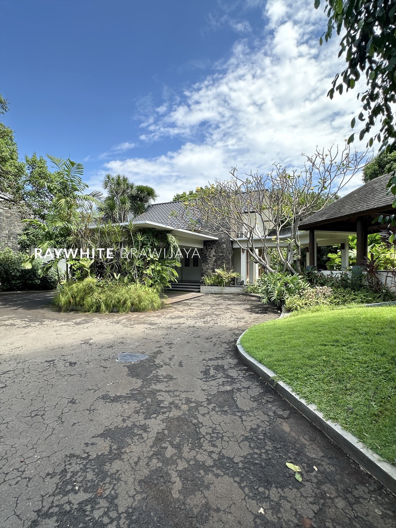 Rumah Siap Huni Bergaya Tropical Resort Area Cilandak Barat