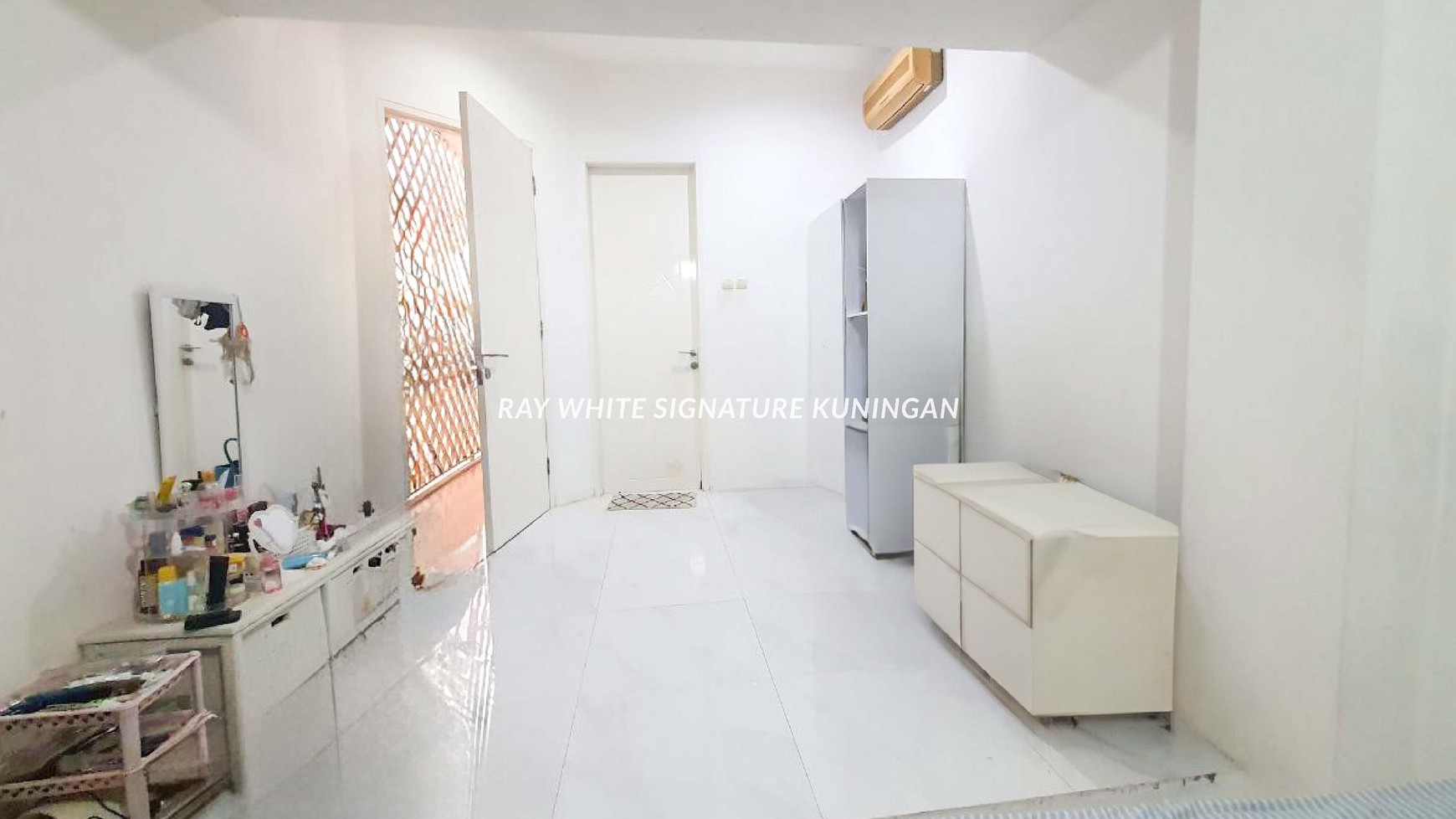 Rumah 3 Lantai Mewah di Jantung Kebayoran Baru - Lokasi Premium & Strategis