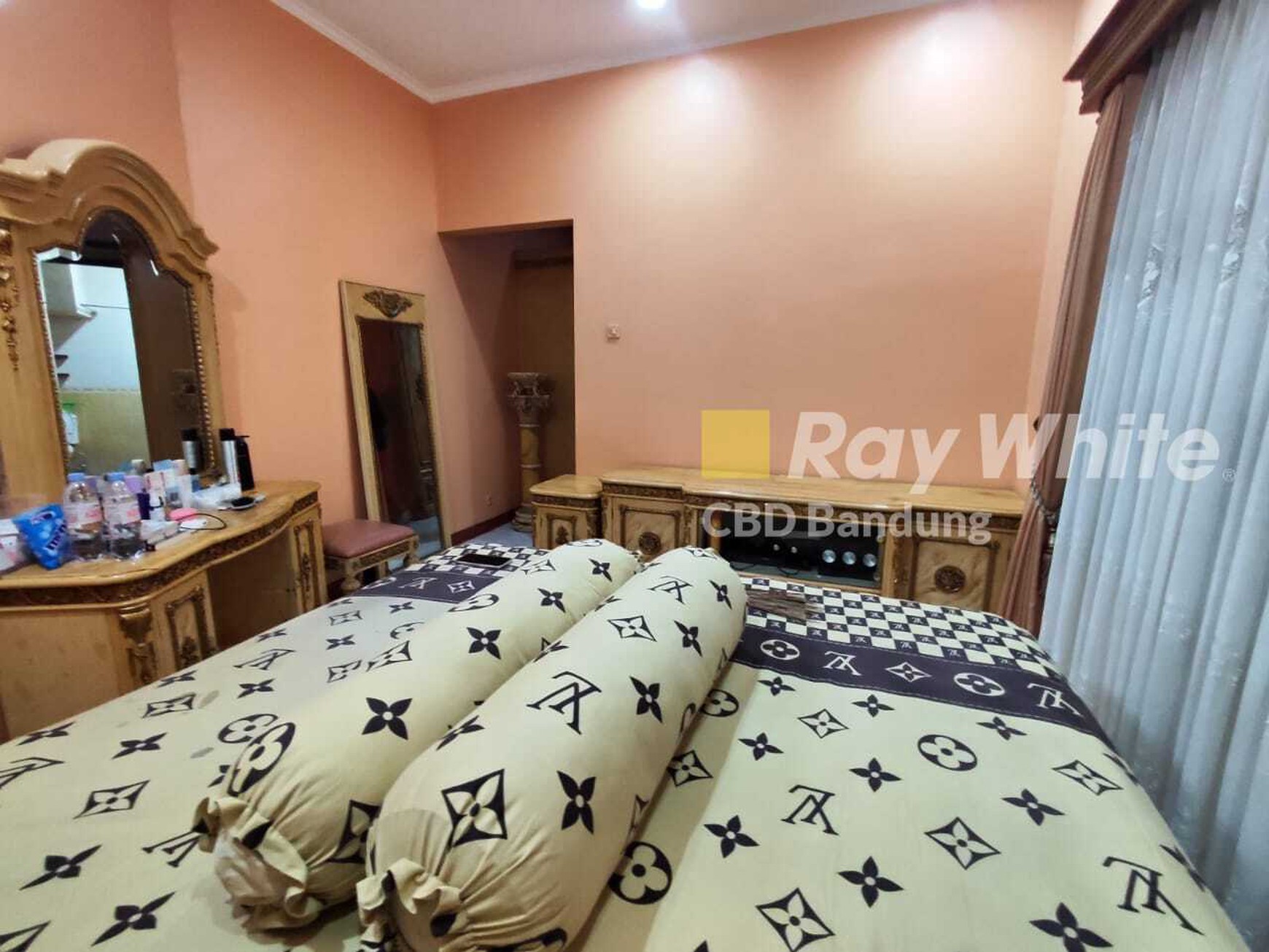 Idaman Banget ! Rumah plus Kantor Full Furnish di Pusat Kota Dekat Dengan Sekolah BPK Sudirman dan BPK Cibabat