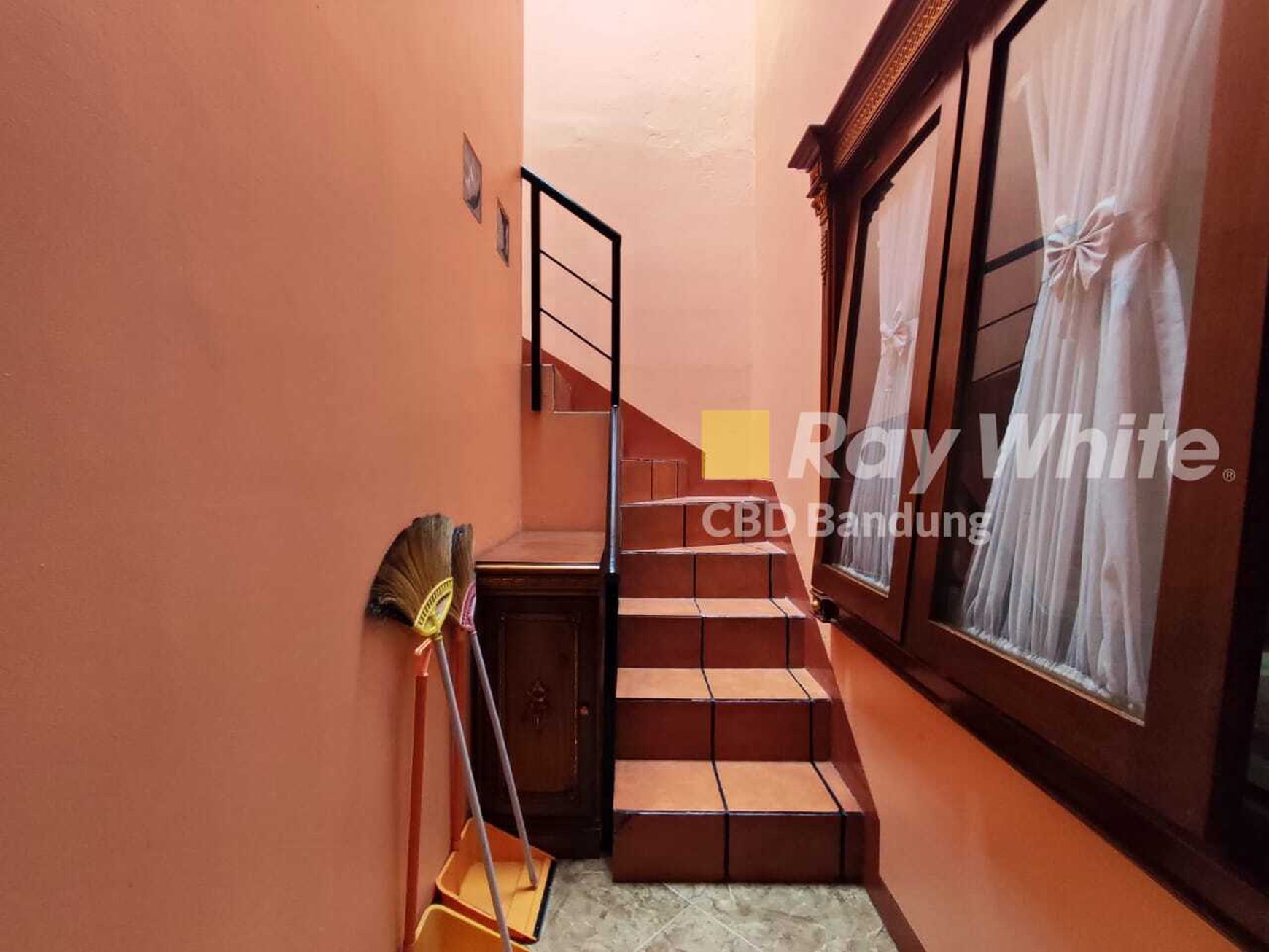 Idaman Banget ! Rumah plus Kantor Full Furnish di Pusat Kota Dekat Dengan Sekolah BPK Sudirman dan BPK Cibabat