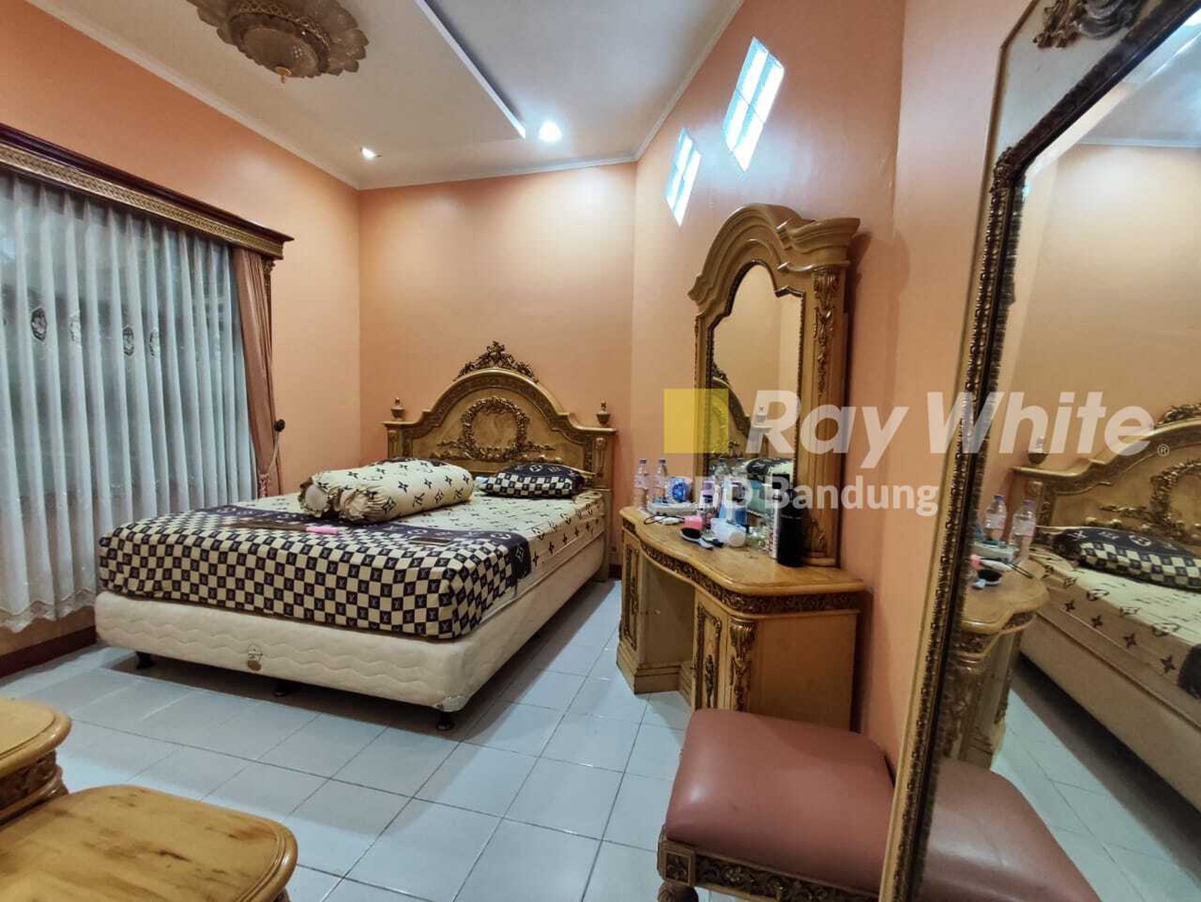 Idaman Banget ! Rumah plus Kantor Full Furnish di Pusat Kota Dekat Dengan Sekolah BPK Sudirman dan BPK Cibabat
