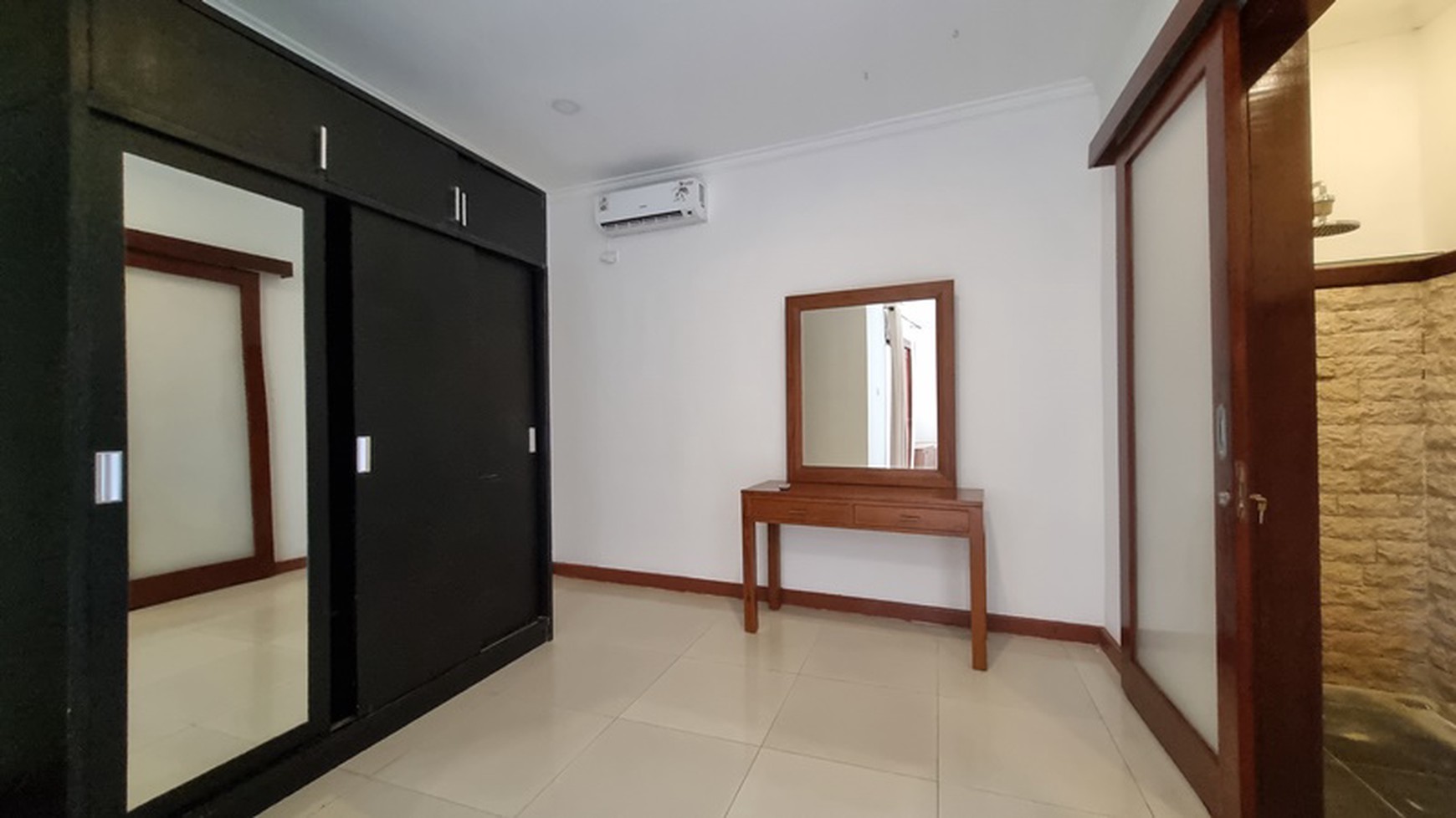 Modern Villa For Sale with Rice Field View and Wide Access in Kerobokan Area