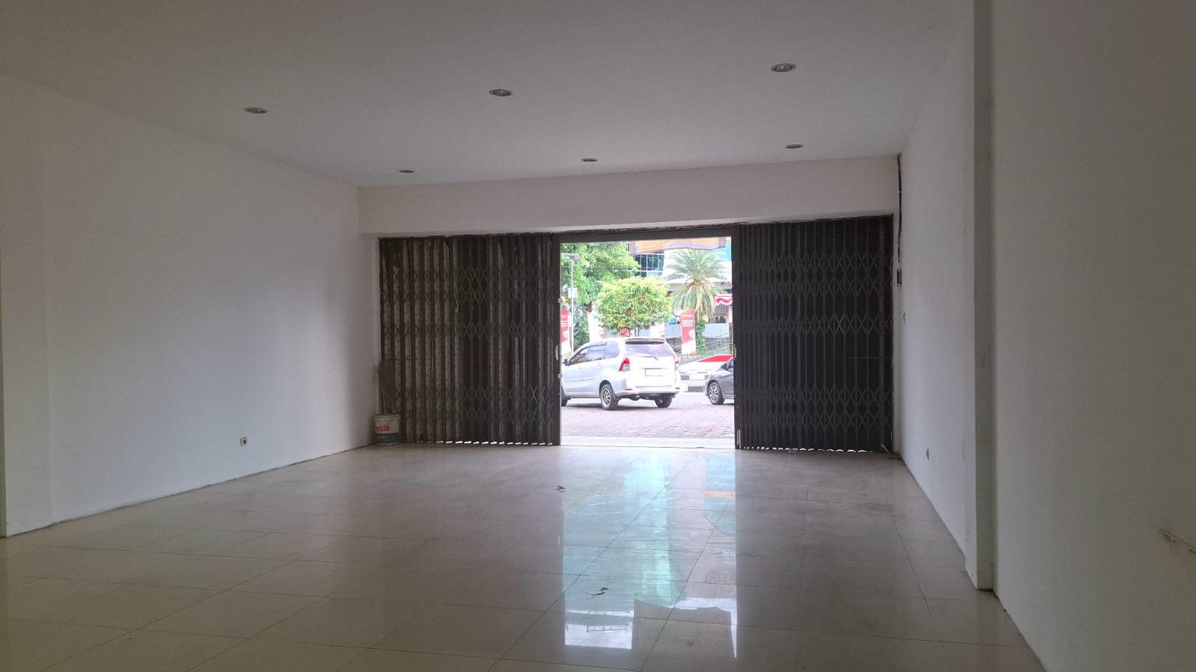 Disewakan Ruko 3 Lantai Lokasi Strategis Depan Pakuwon Mall 