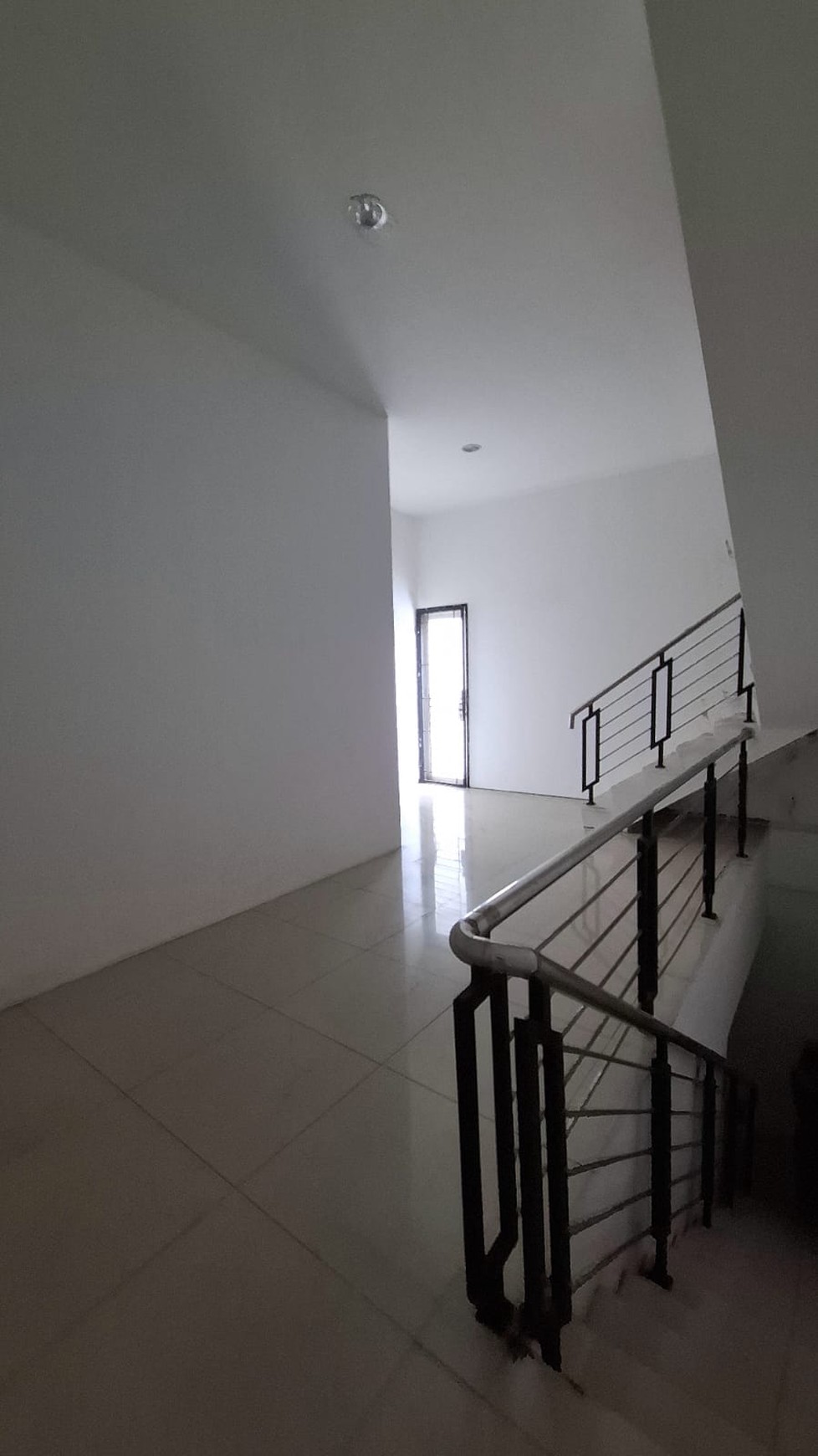 Disewakan Ruko 3 Lantai Lokasi Strategis Depan Pakuwon Mall 