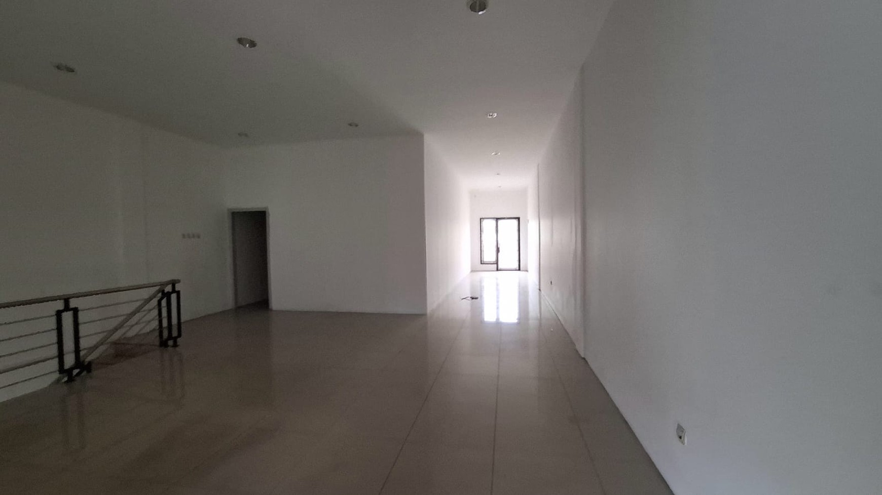 Disewakan Ruko 3 Lantai Lokasi Strategis Depan Pakuwon Mall 