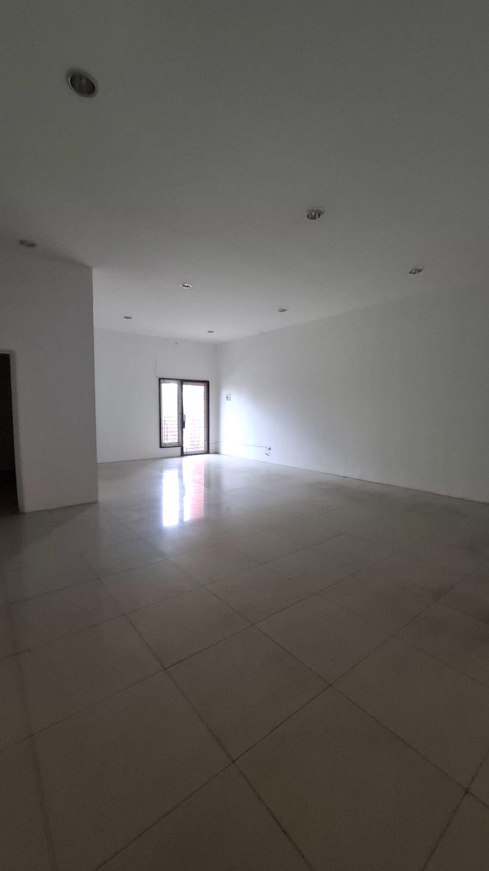 Disewakan Ruko 3 Lantai Lokasi Strategis Depan Pakuwon Mall 