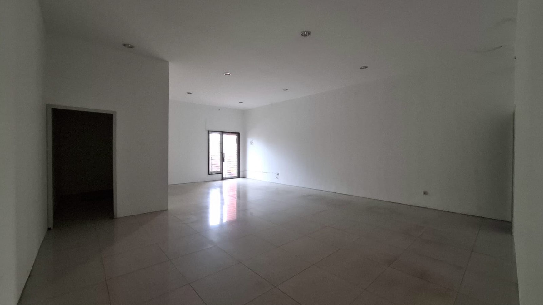 Disewakan Ruko 3 Lantai Lokasi Strategis Depan Pakuwon Mall 