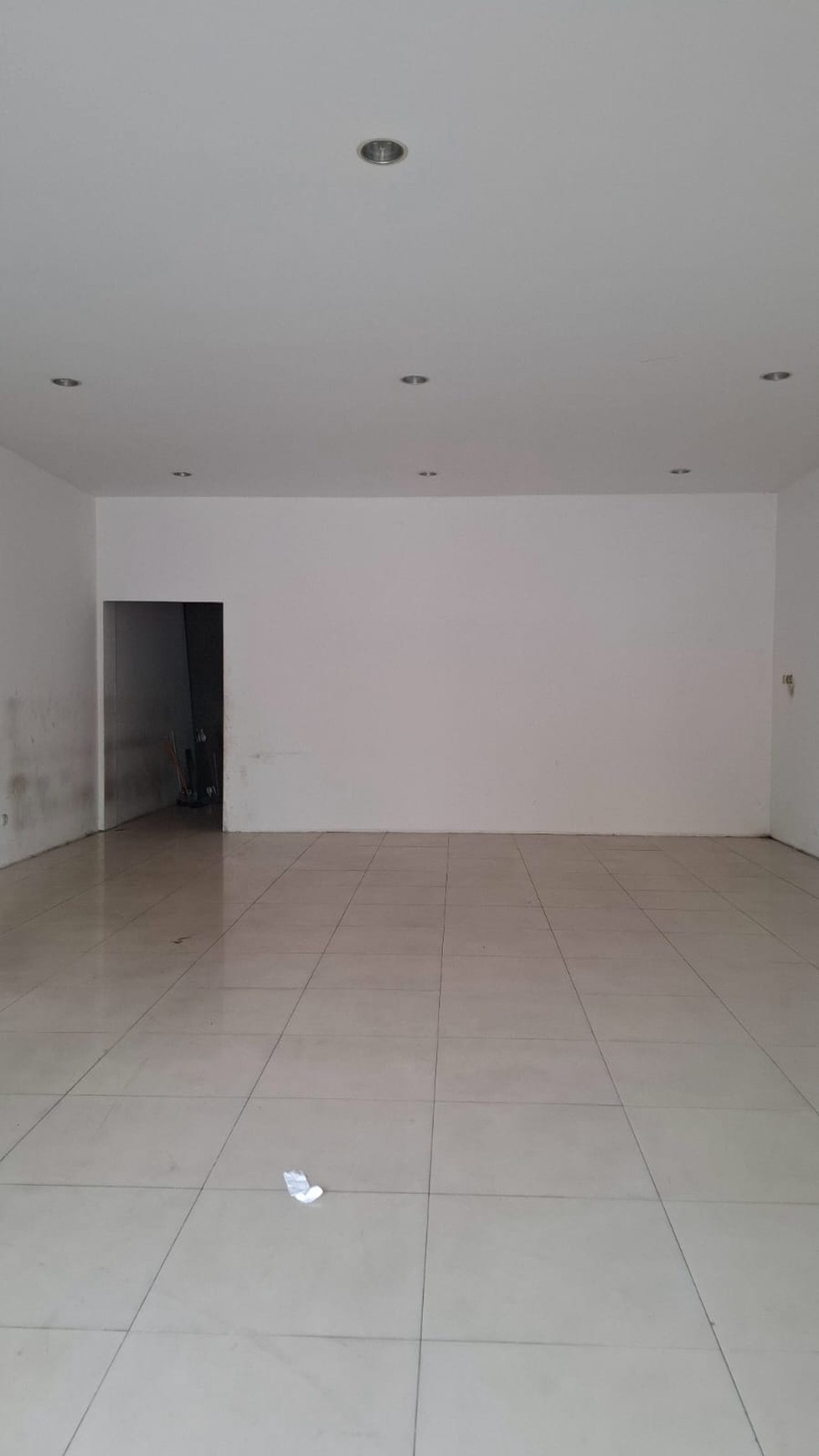 Disewakan Ruko 3 Lantai Lokasi Strategis Depan Pakuwon Mall 