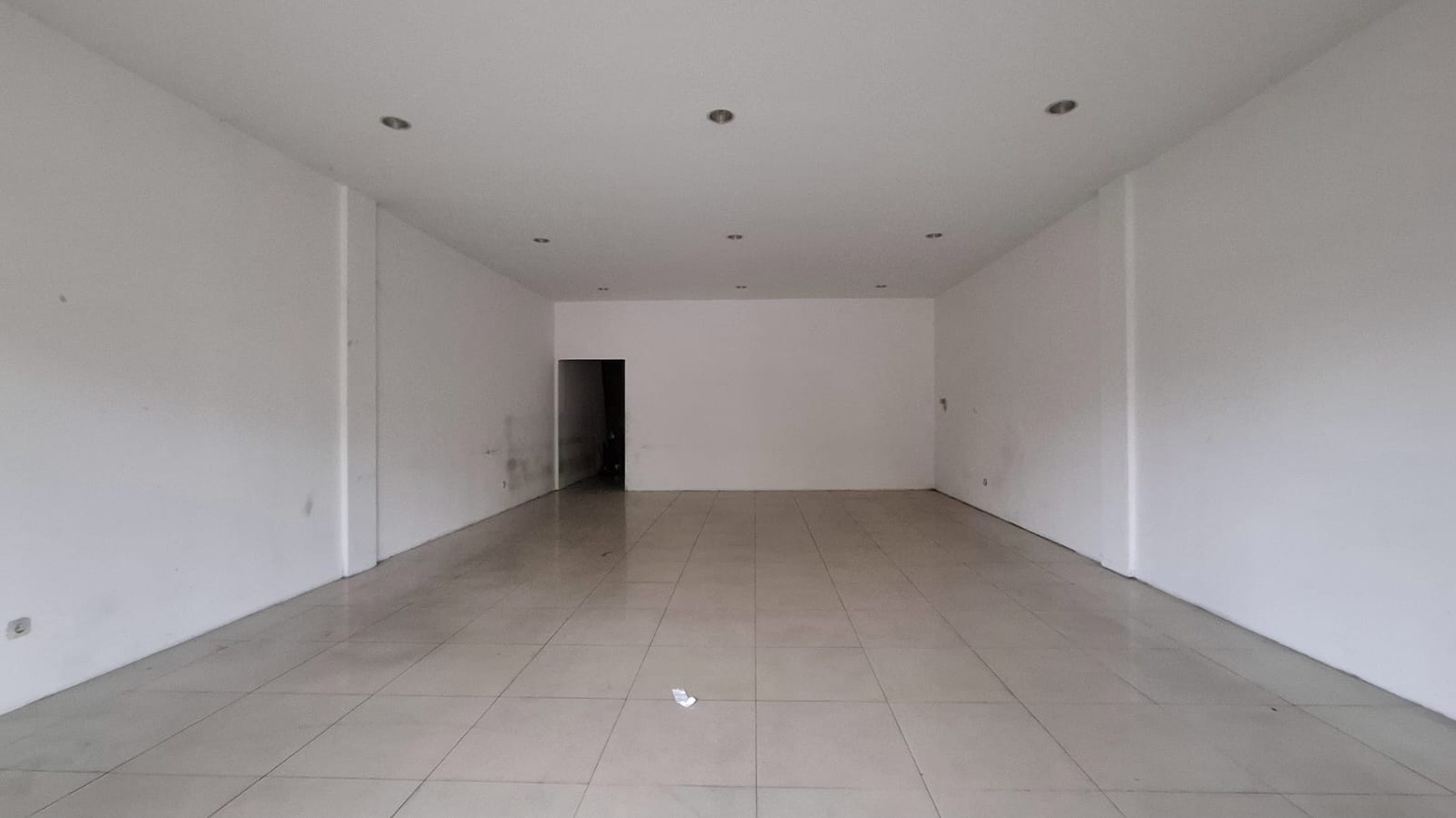 Disewakan Ruko 3 Lantai Lokasi Strategis Depan Pakuwon Mall 