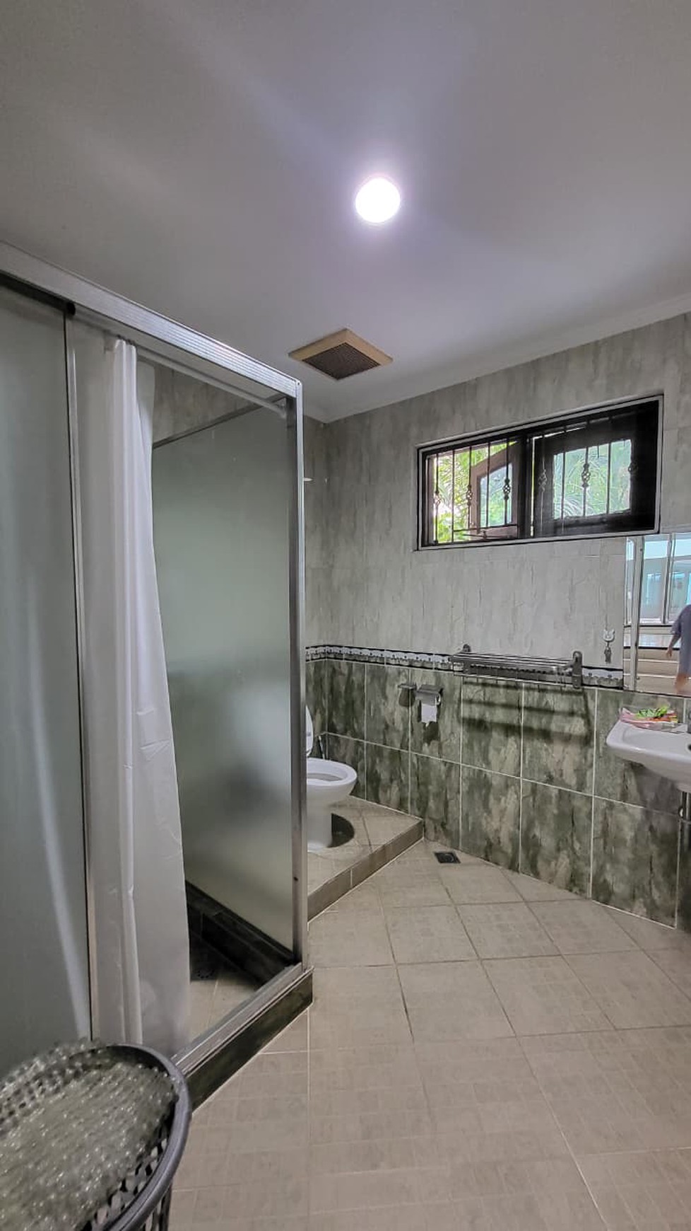 Rumah Mewah Dengan Kolam Renang Pribadi di Giri Loka BSD