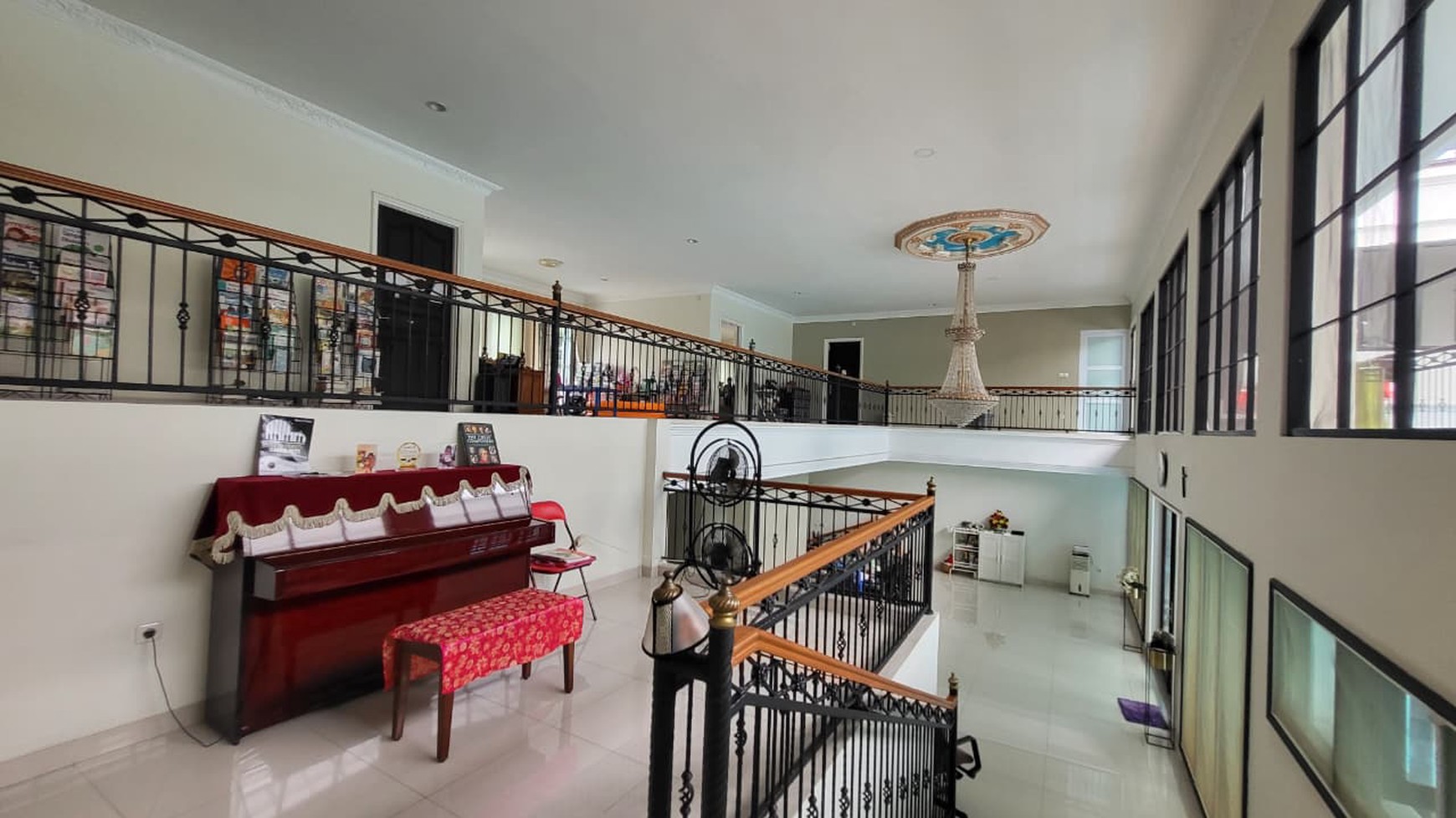 Rumah Mewah Dengan Kolam Renang Pribadi di Giri Loka BSD