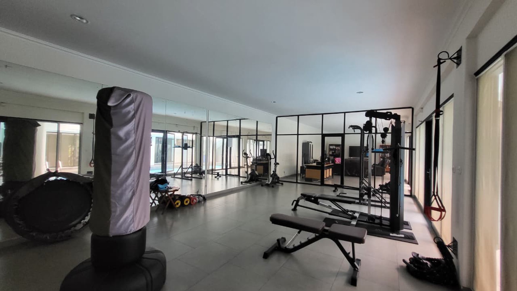 Rumah Mewah Dengan Kolam Renang Pribadi di Giri Loka BSD