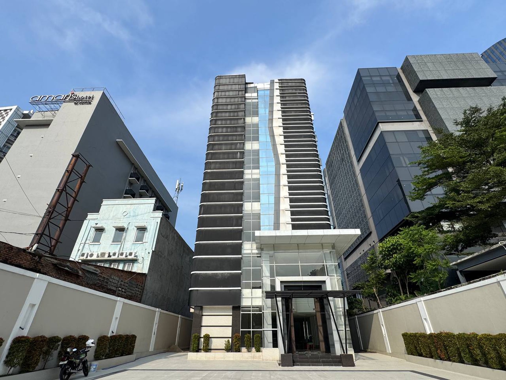 Pancoran gedung 7 lantai parkir luas lokasi strategis