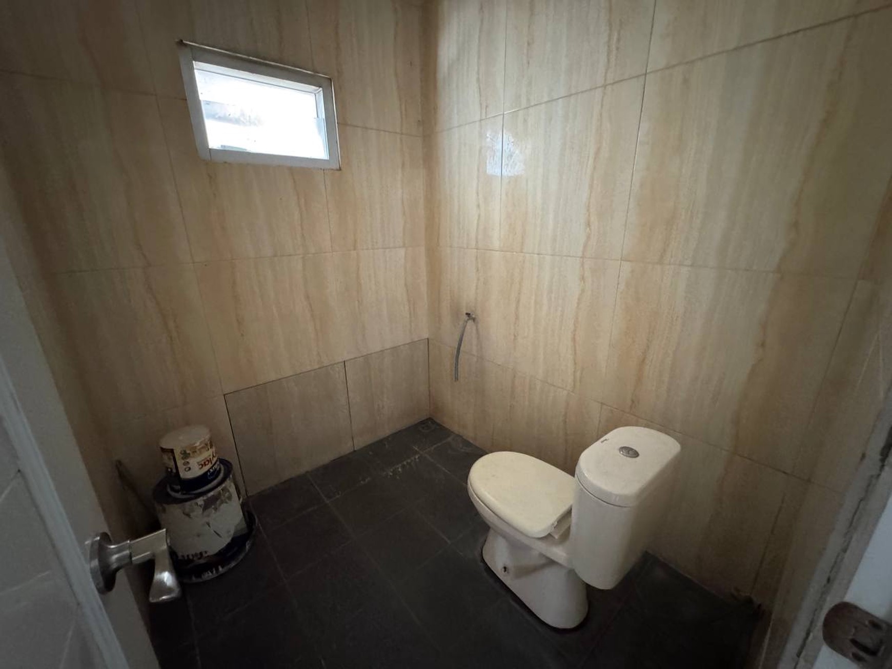 Pancoran gedung 7 lantai parkir luas lokasi strategis