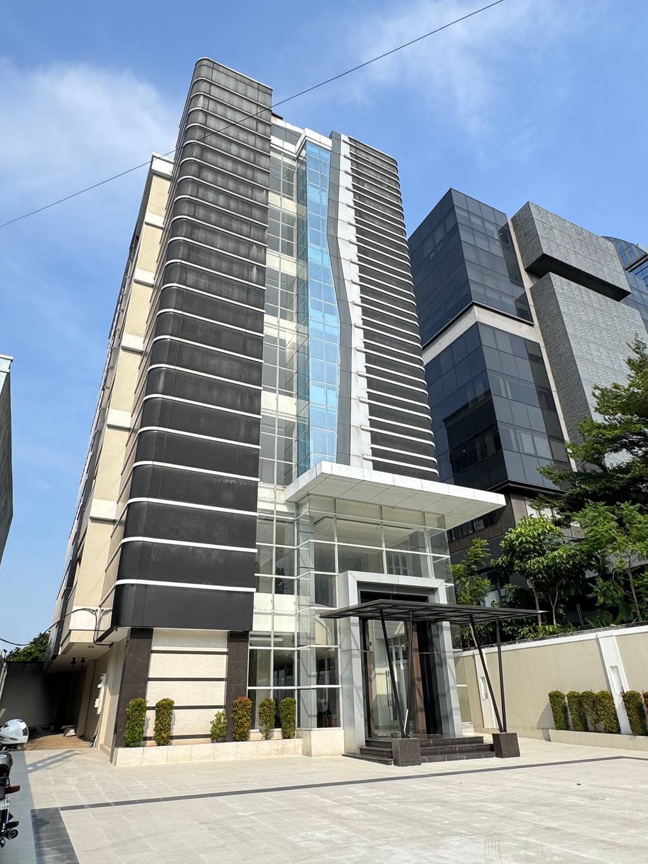 Pancoran gedung 7 lantai parkir luas lokasi strategis