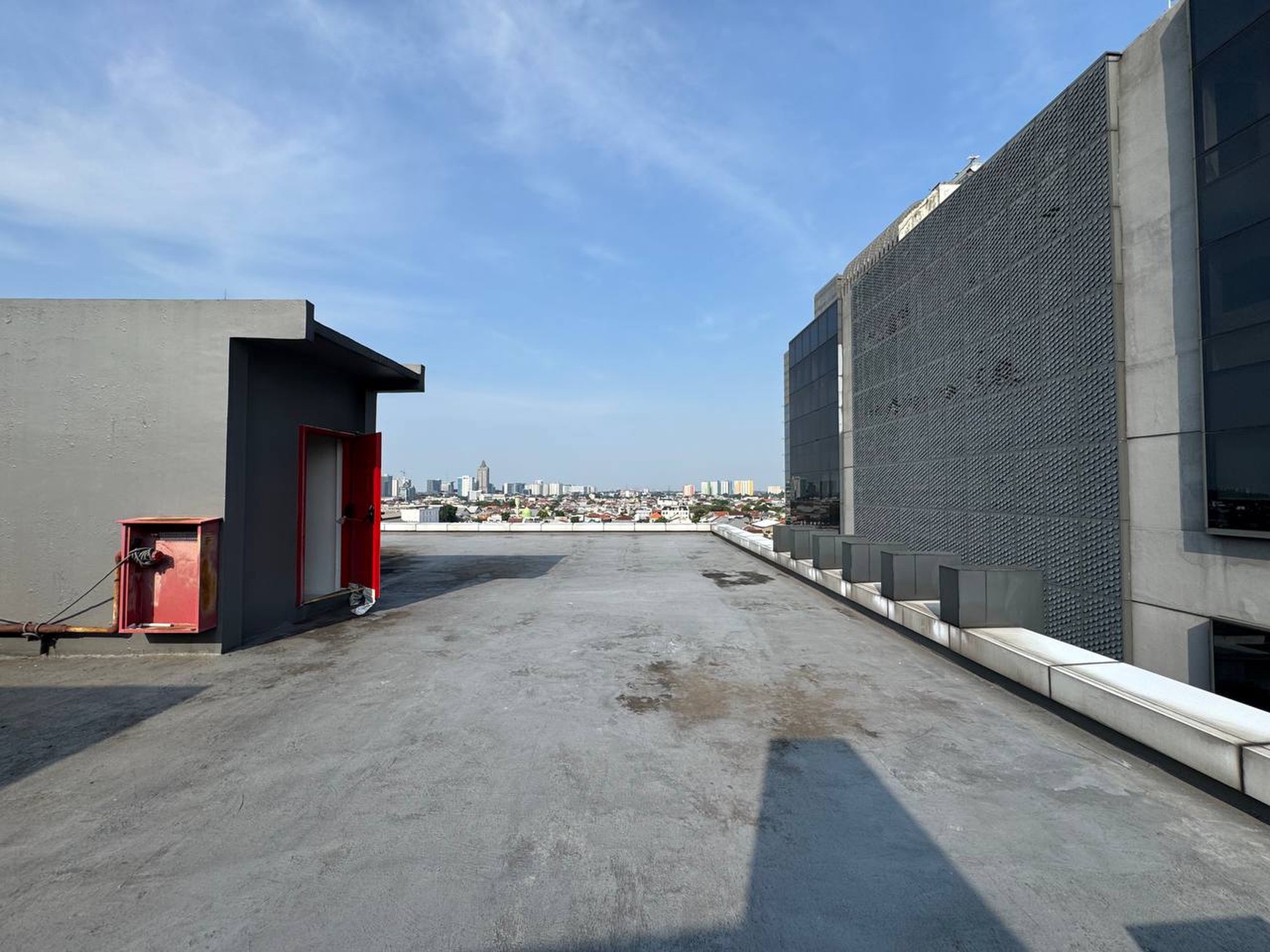 Pancoran gedung 7 lantai parkir luas lokasi strategis