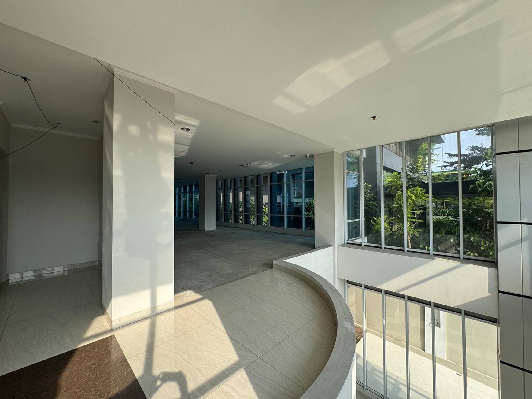 Pancoran gedung 7 lantai parkir luas lokasi strategis