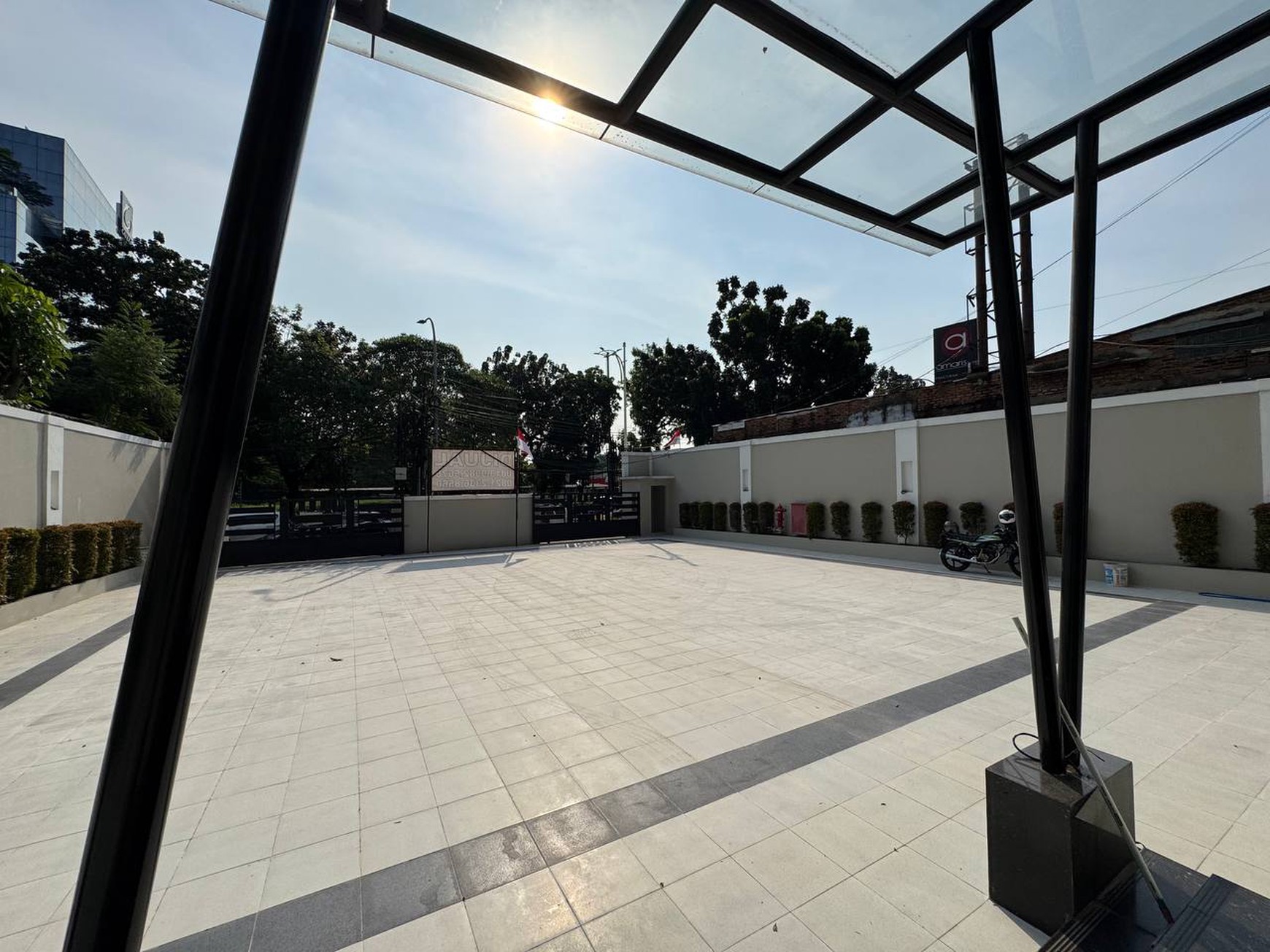 Pancoran gedung 7 lantai parkir luas lokasi strategis