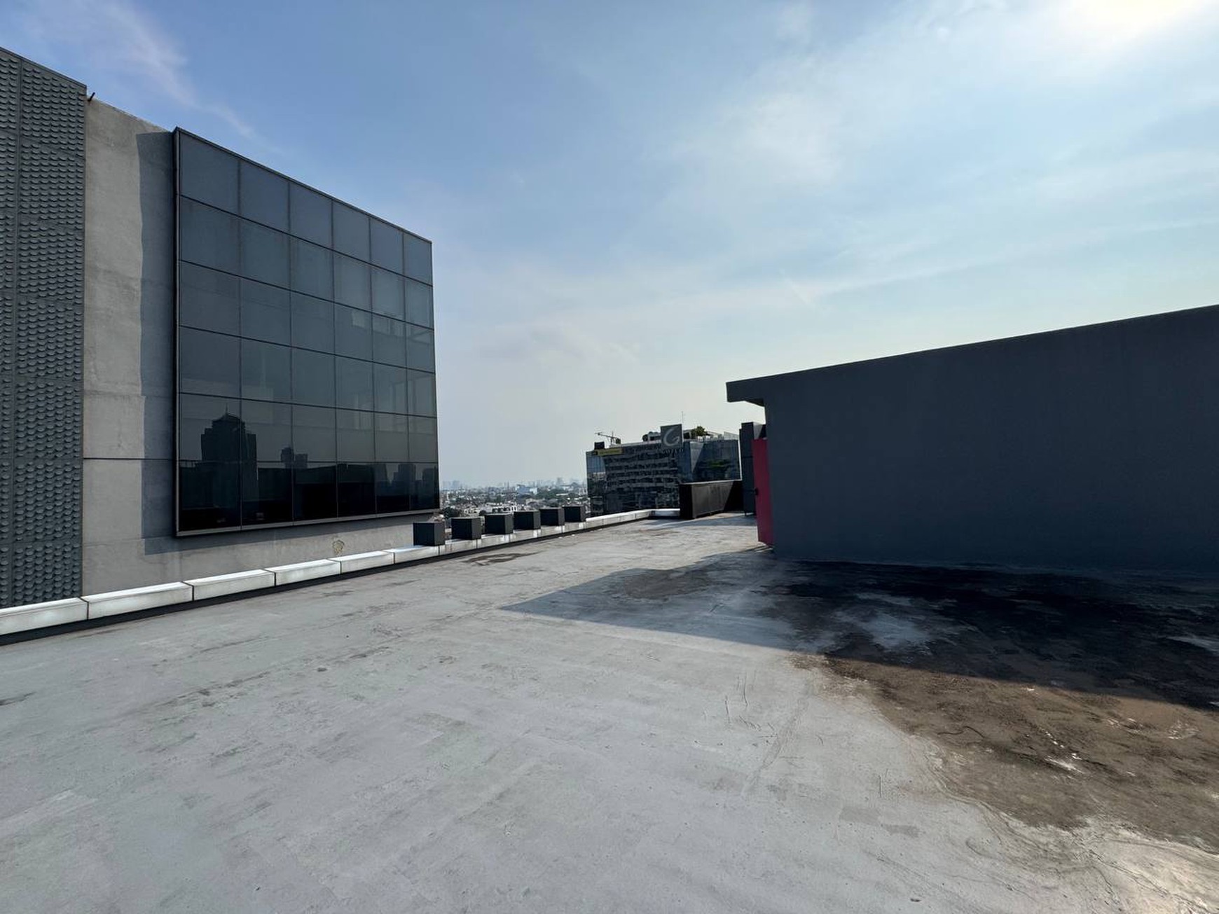 Pancoran gedung 7 lantai parkir luas lokasi strategis