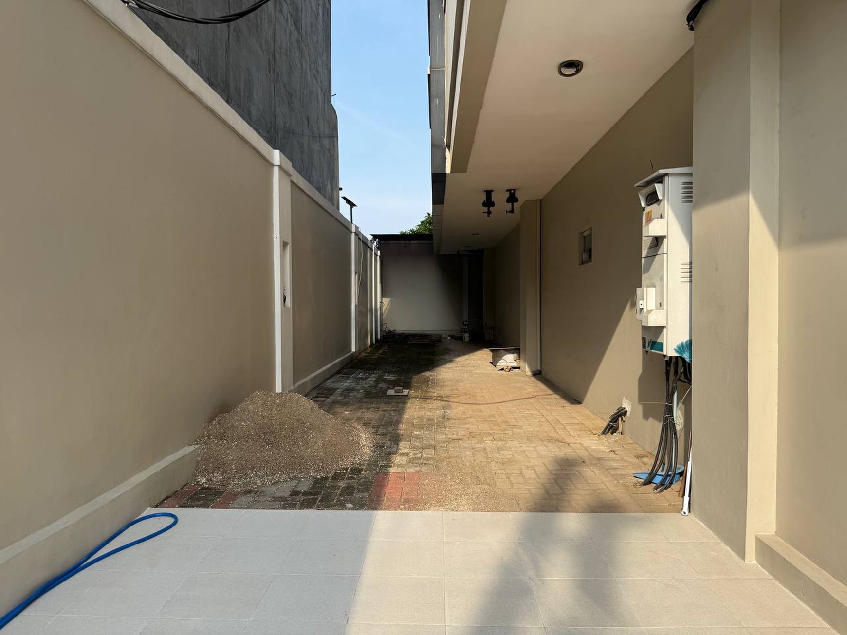 Pancoran gedung 7 lantai parkir luas lokasi strategis