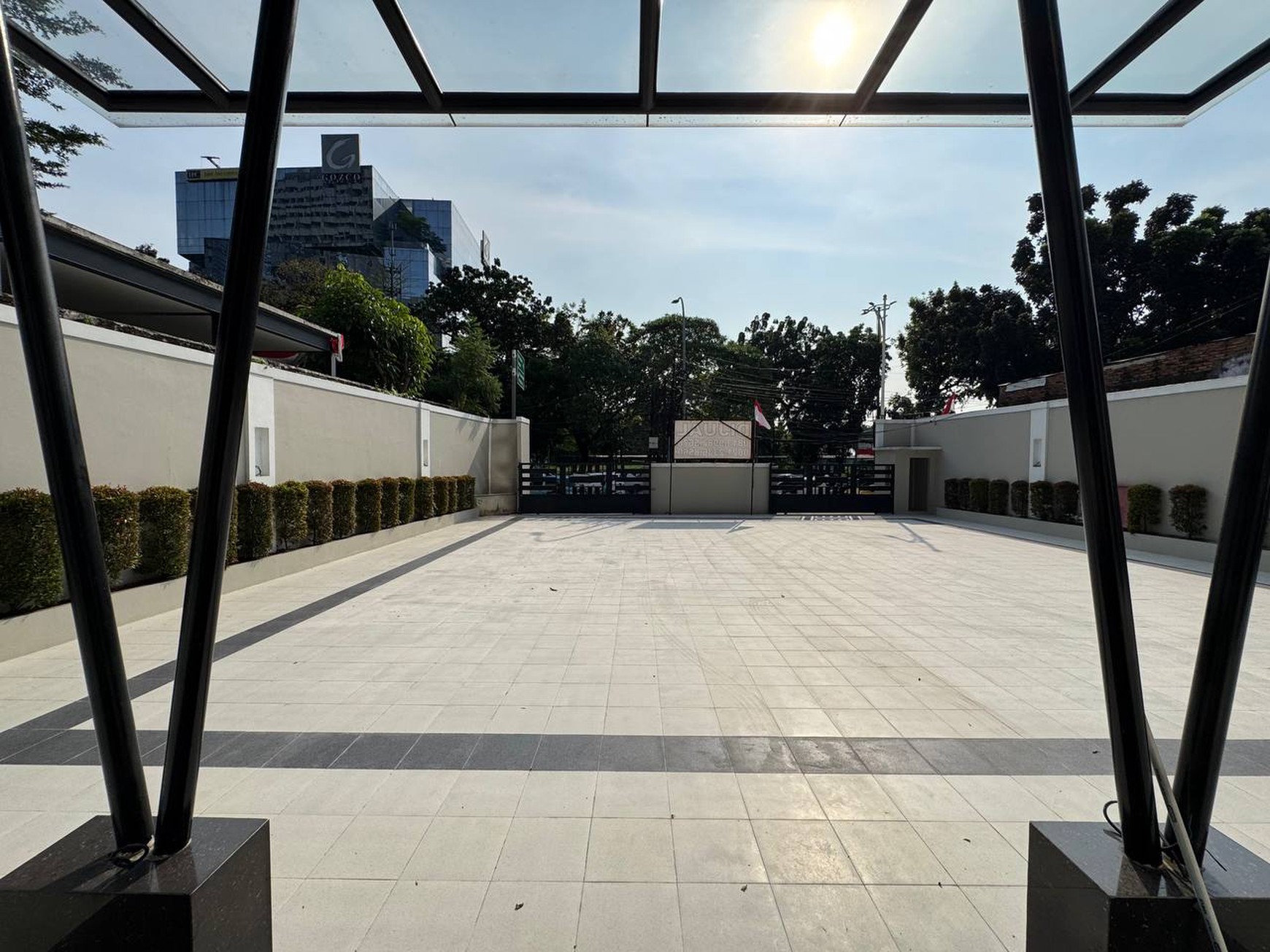 Pancoran gedung 7 lantai parkir luas lokasi strategis